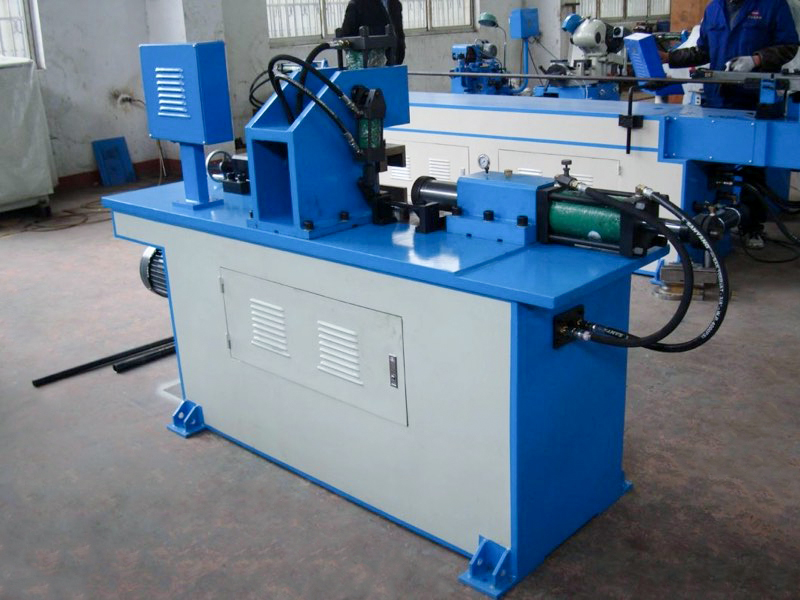Машина для формирования концов труб